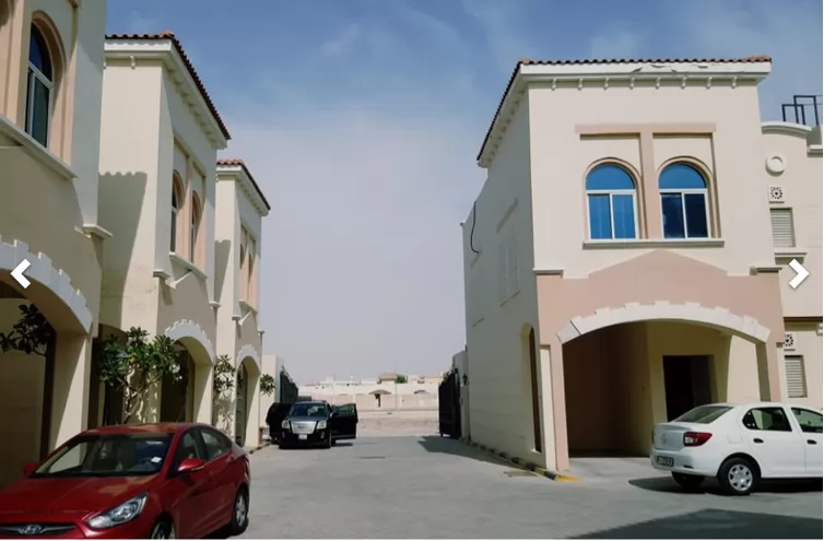 Residential Ready Property 3 Bedrooms S/F Standalone Villa  for rent in Doha #7881 - 1  image 